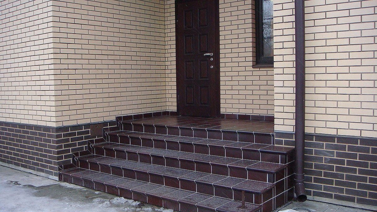 Отделка цоколя и крыльца