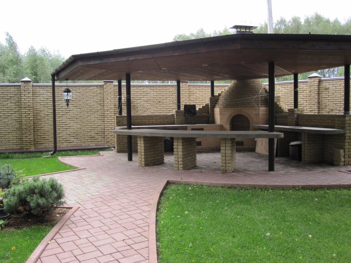 Беседка с мангальной зоной