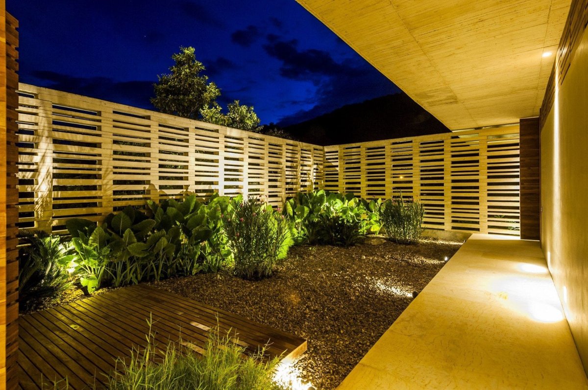 Красивый дизайнерский забор