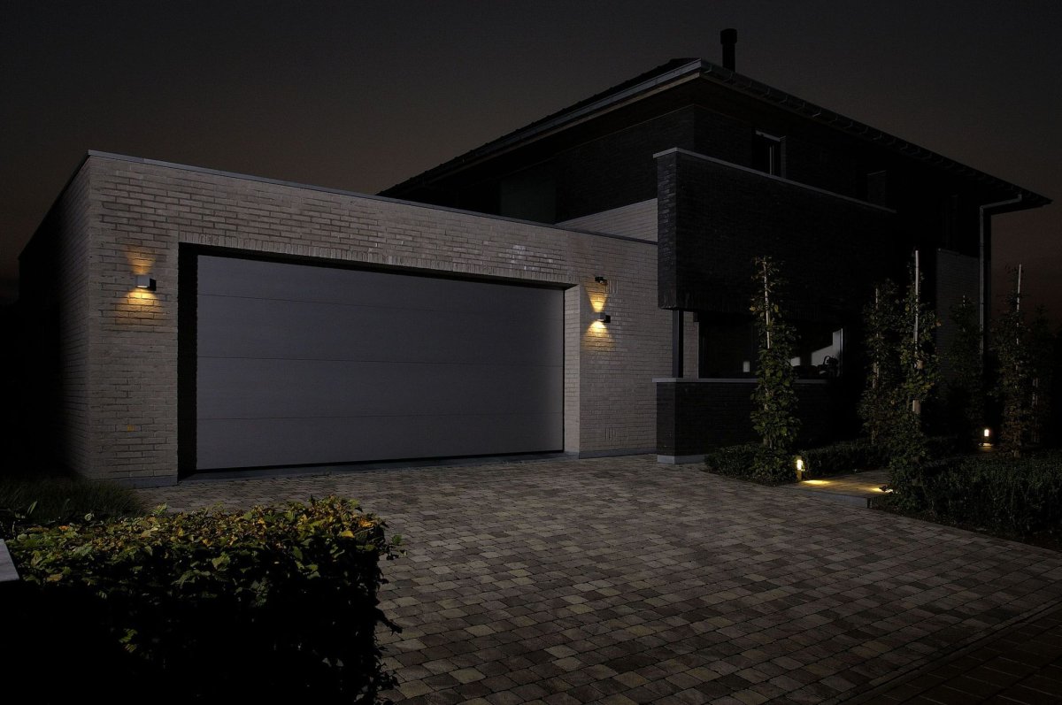 Подсветка ворот в частном доме