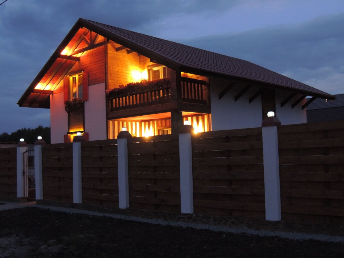 Забор в альпийском стиле