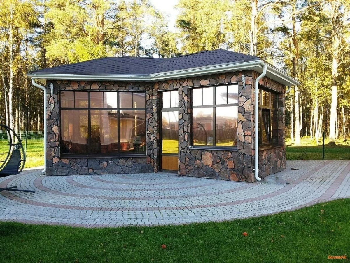 Закрытая беседка с барбекю
