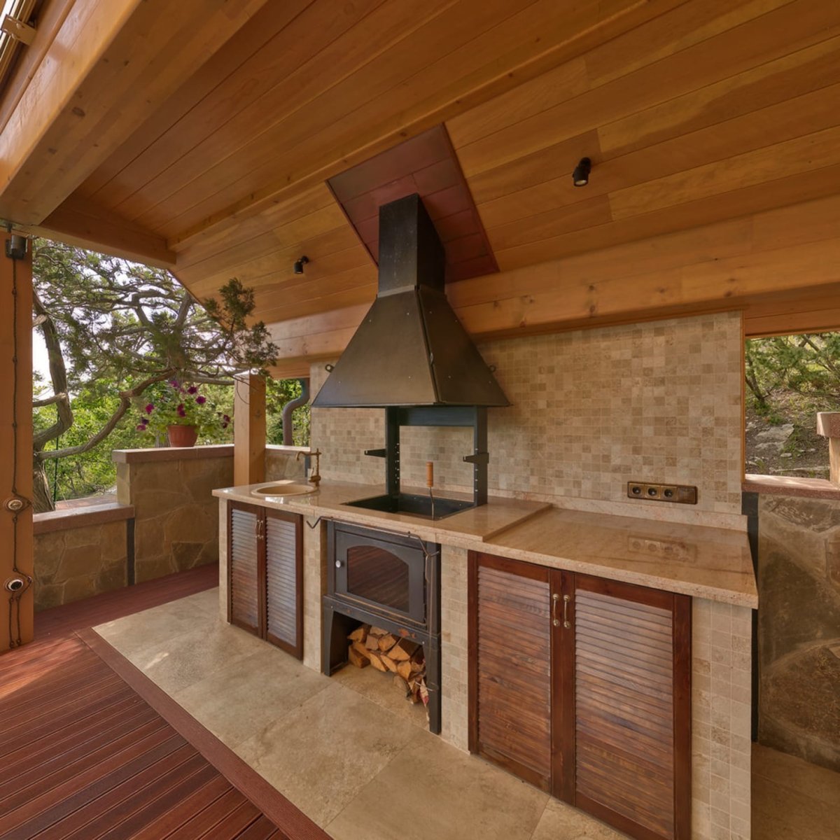 Деревянная летняя кухня