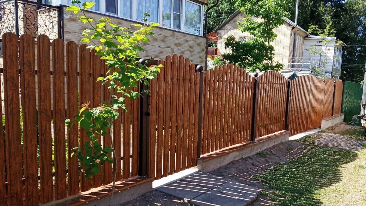 Красивый забор из штакетника металлического