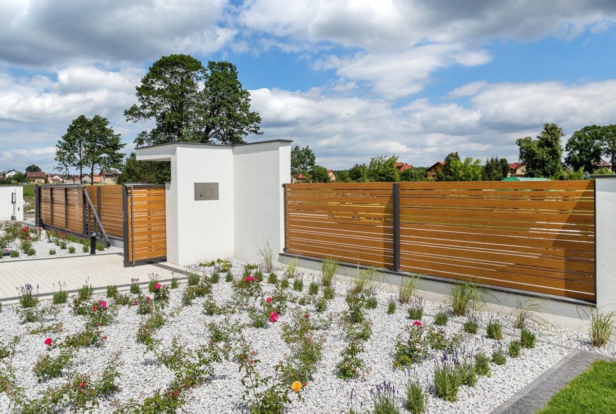 Глухой забор в современном стиле