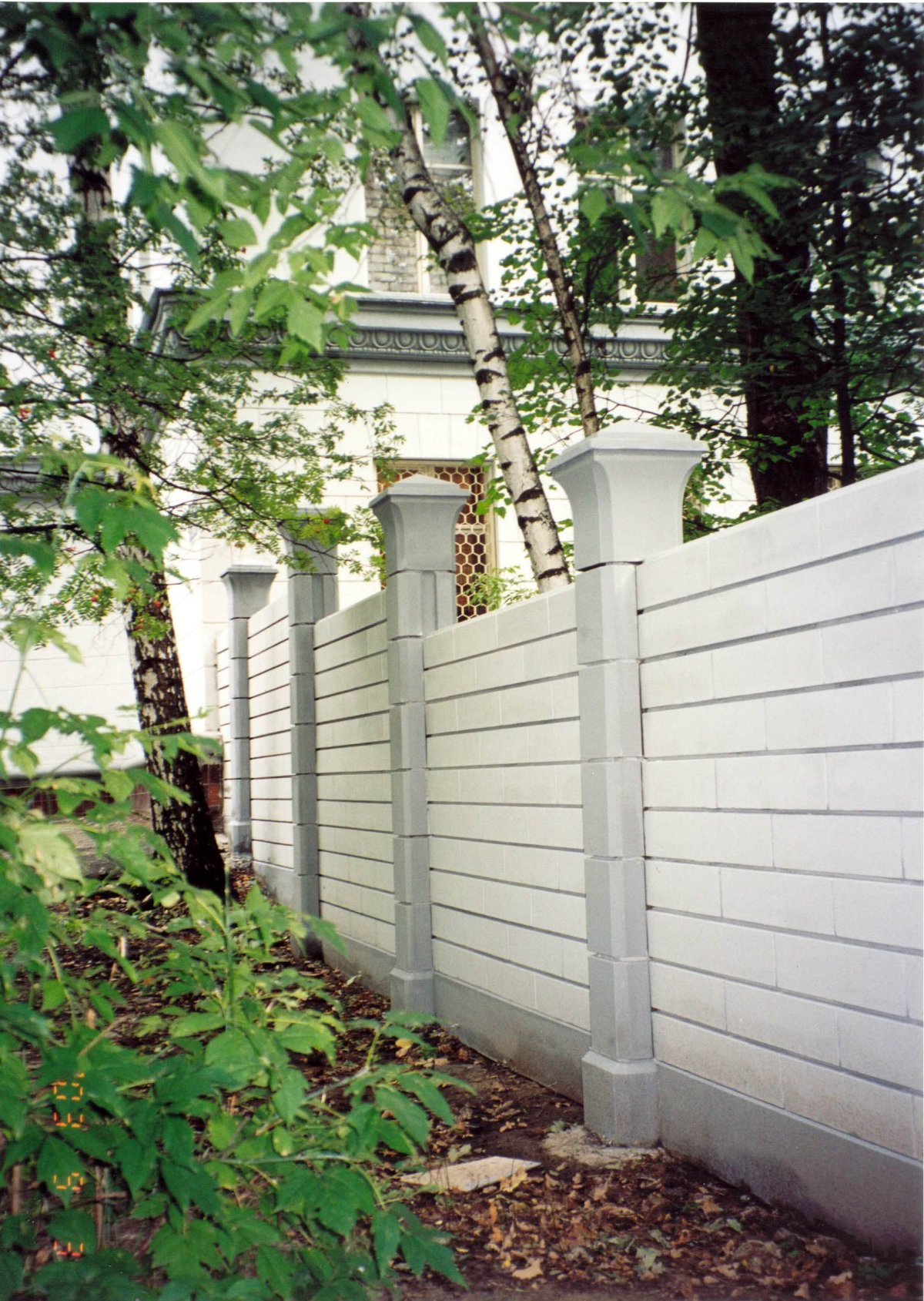 Деревянный забор с бетонными столбами