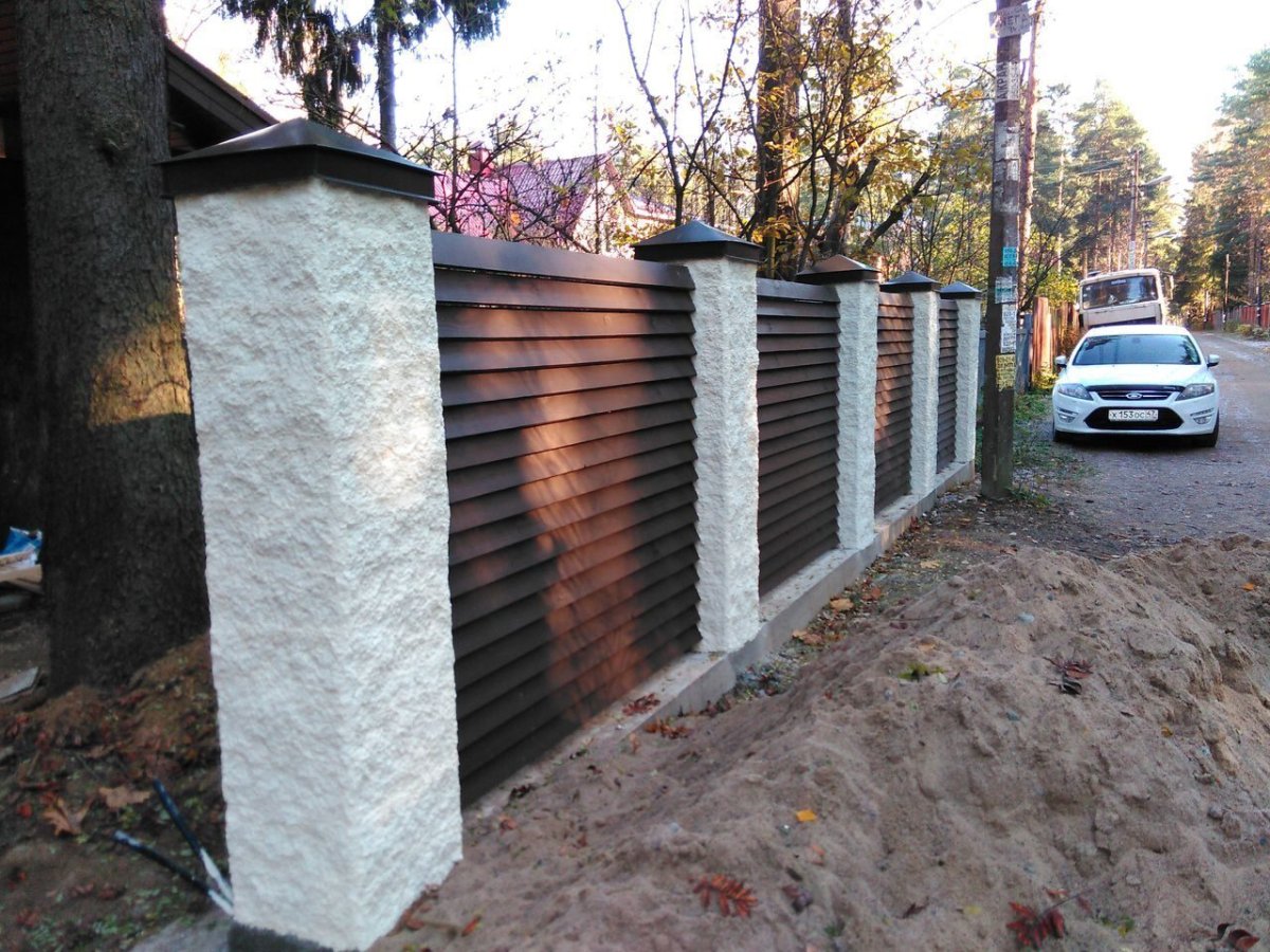 Оштукатуренные столбы для забора