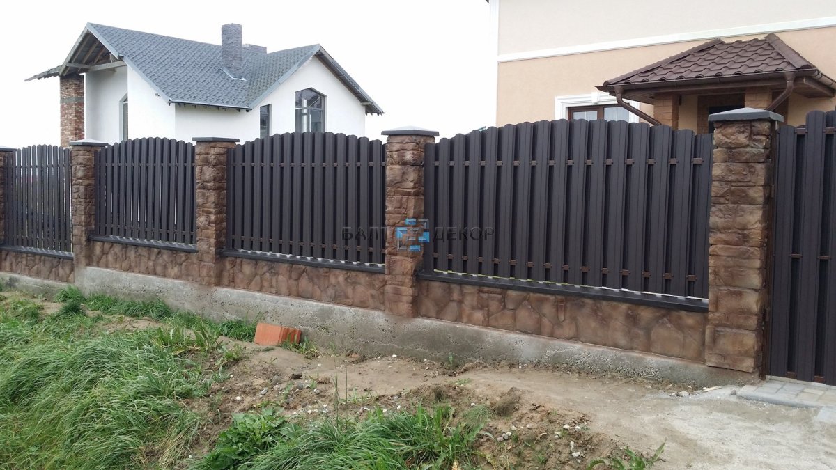 Забор с каменными столбами