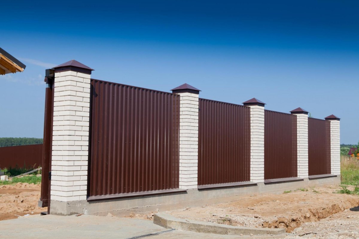 Забор RAL 7024 кирпичные столбы