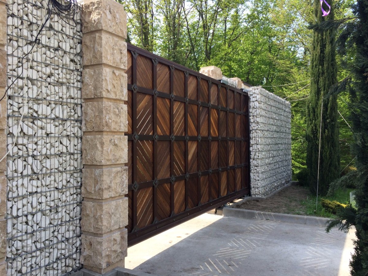 Забор камень и дерево
