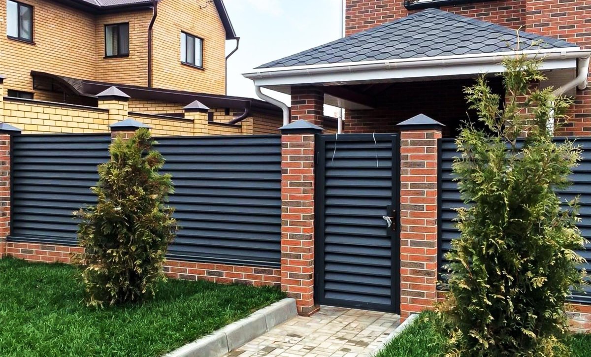 Забор жалюзи с кирпичными столбами