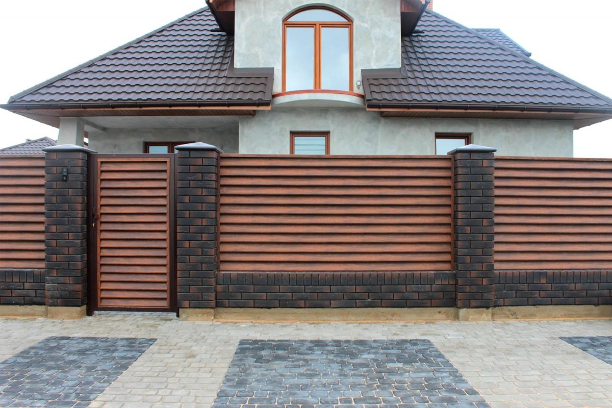 Забор с кирпичными колоннами