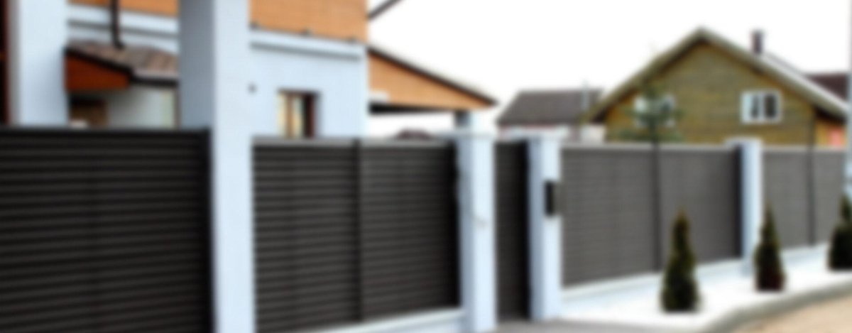 Забор из евроштакетника горизонтальный жалюзи