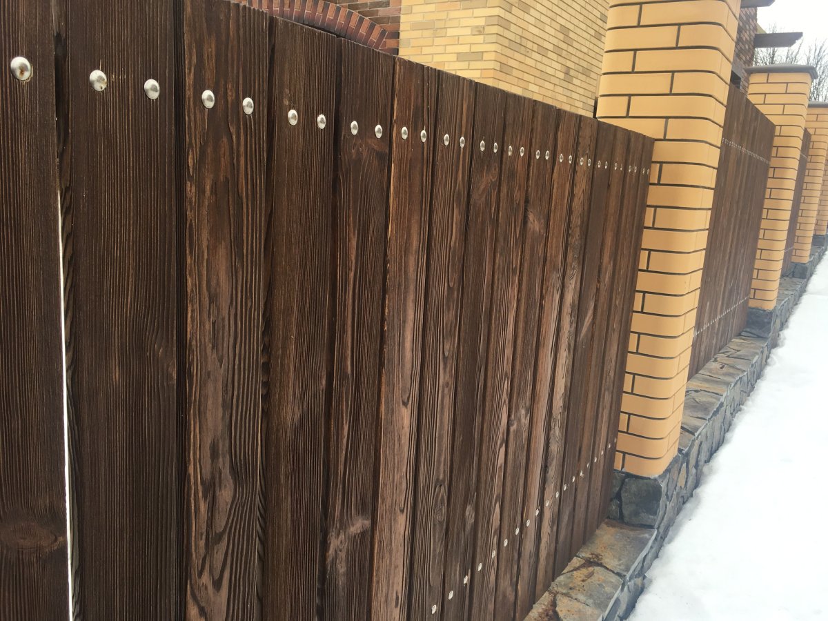 Забор из обожженного дерева