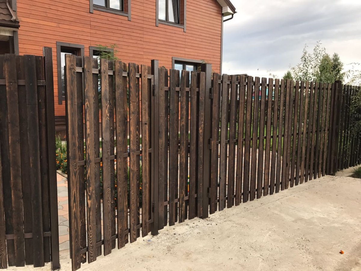 Забор из обожженного дерева