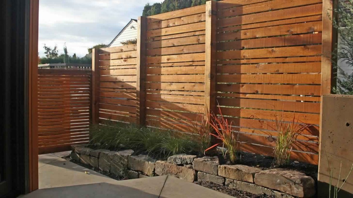 Горизонтальный забор из доски необычный деревянный