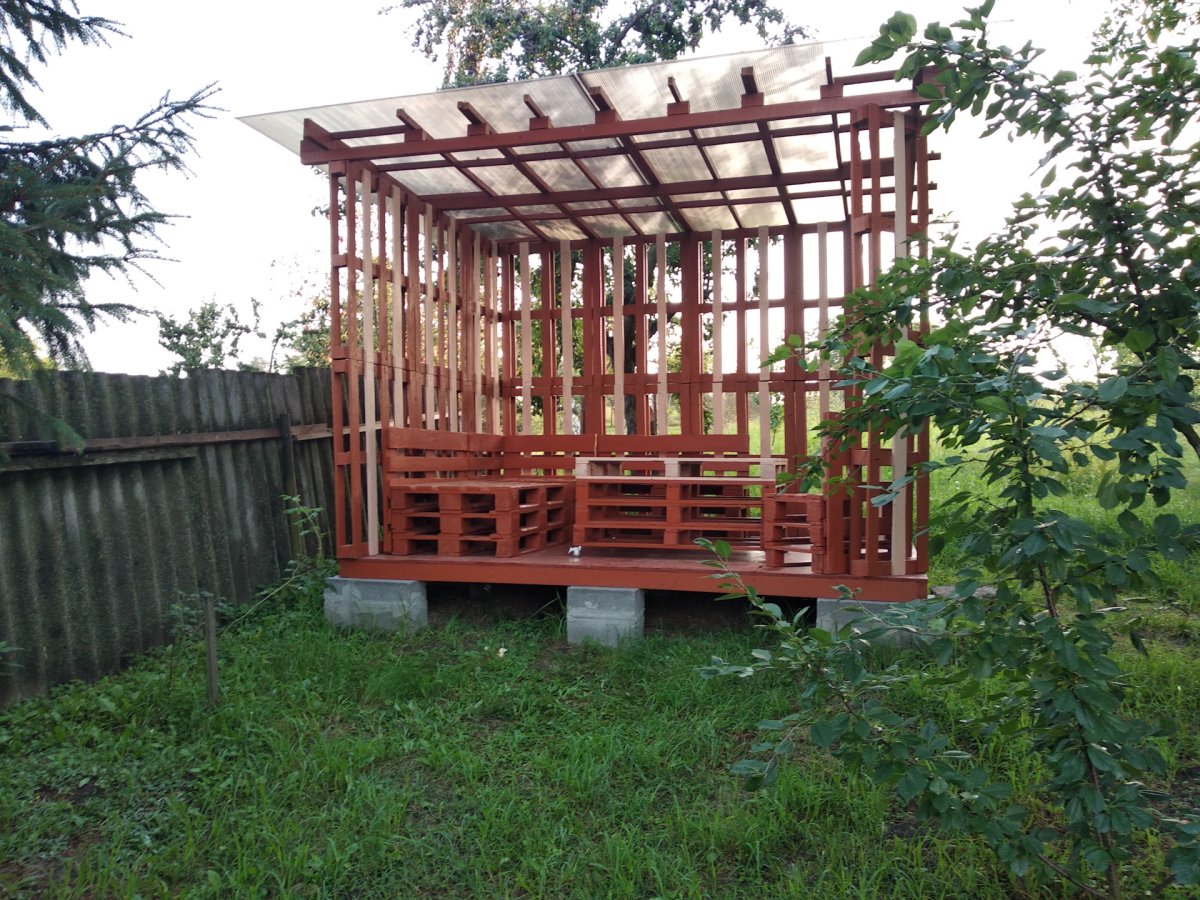Беседка для дачи из паллетов