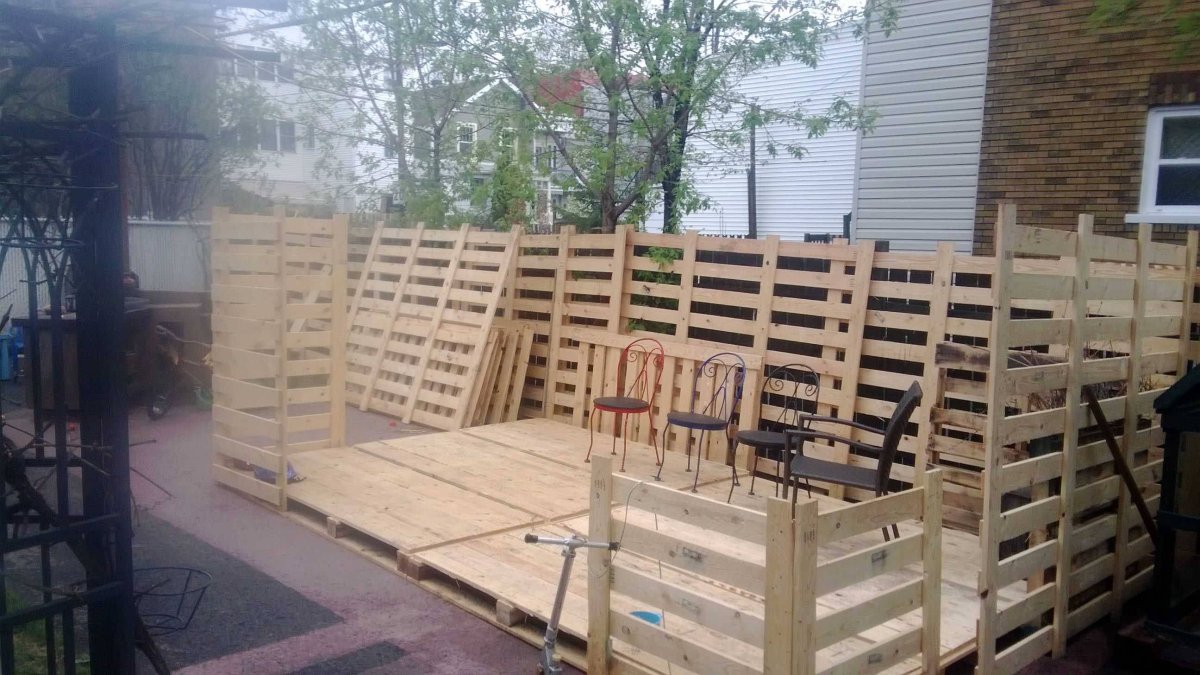 Ограждение для беседки из паллетов