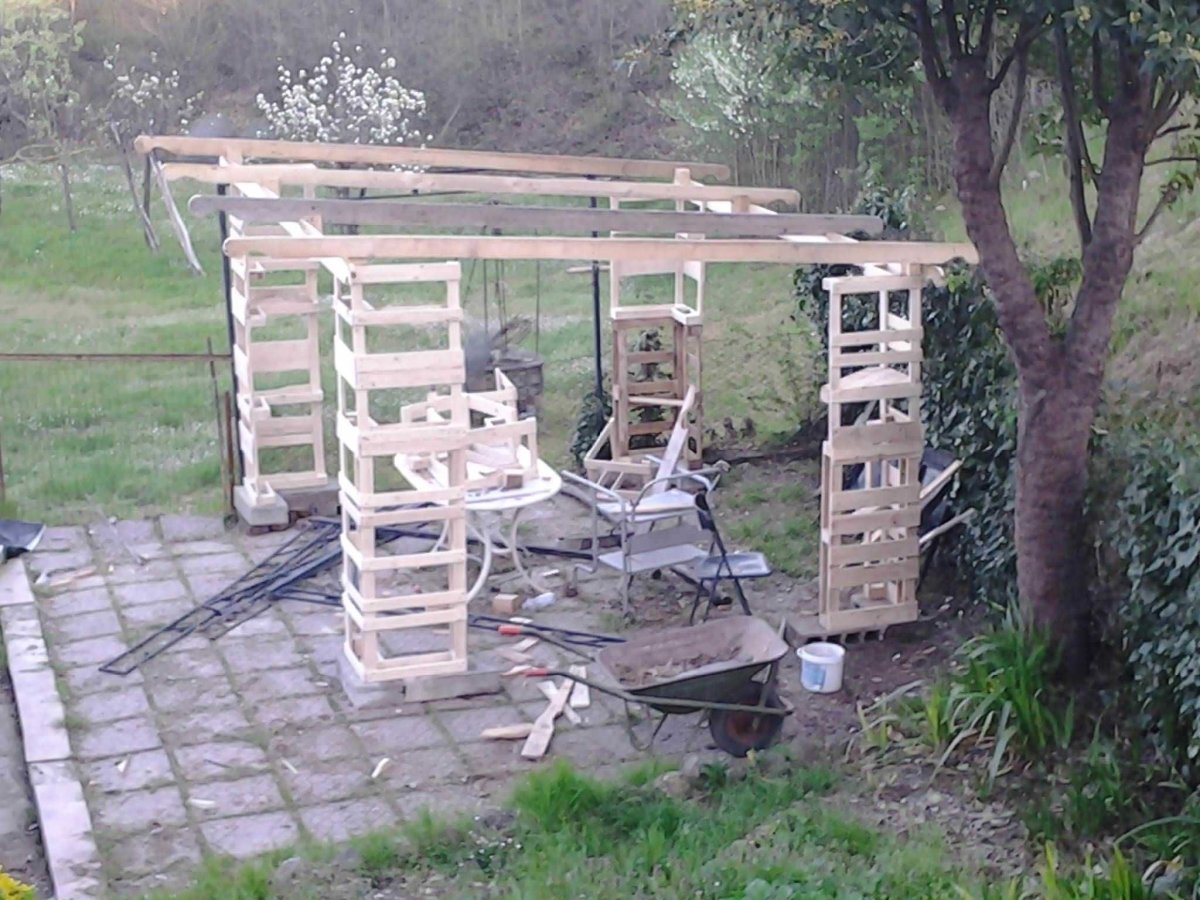 Фундамент из поддонов для беседки