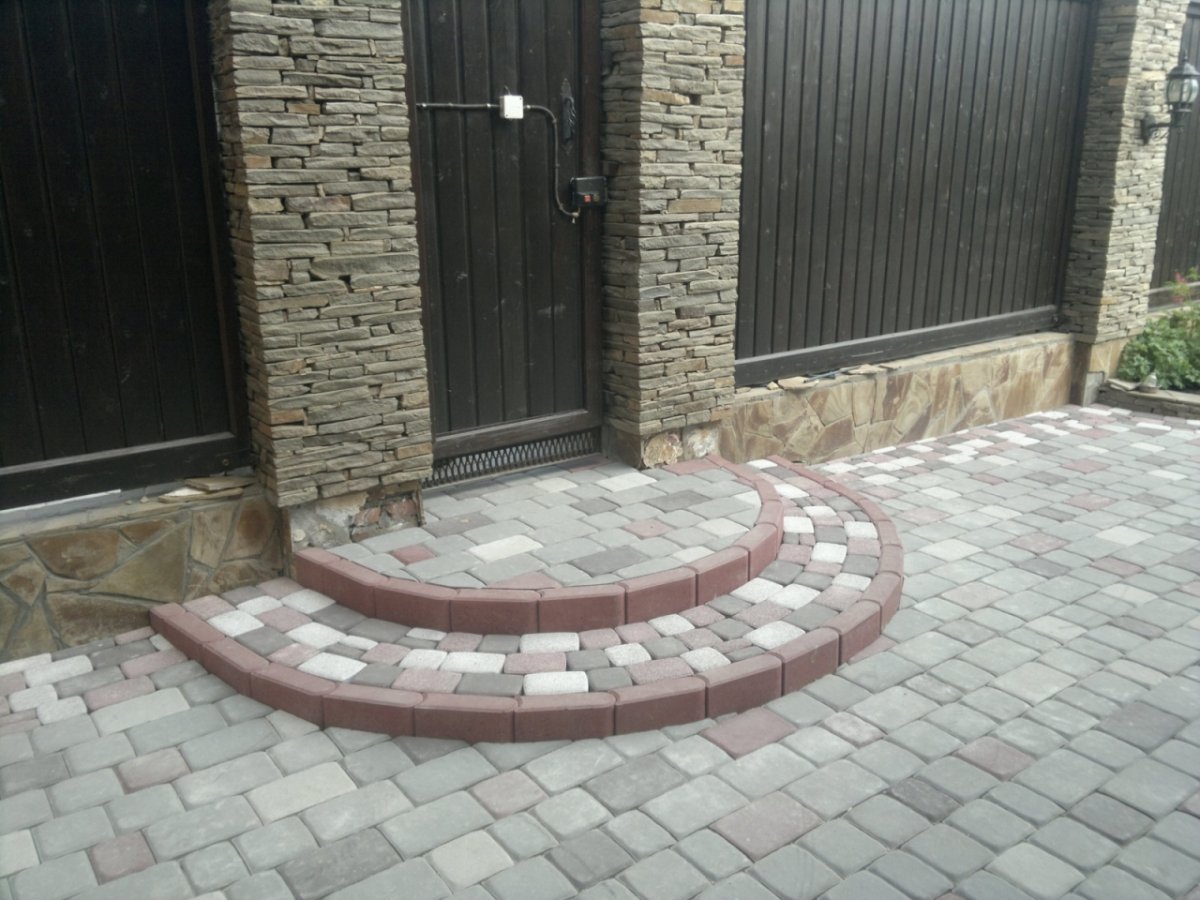 Крыльцо из 2 ступенек из тротуарной плитки