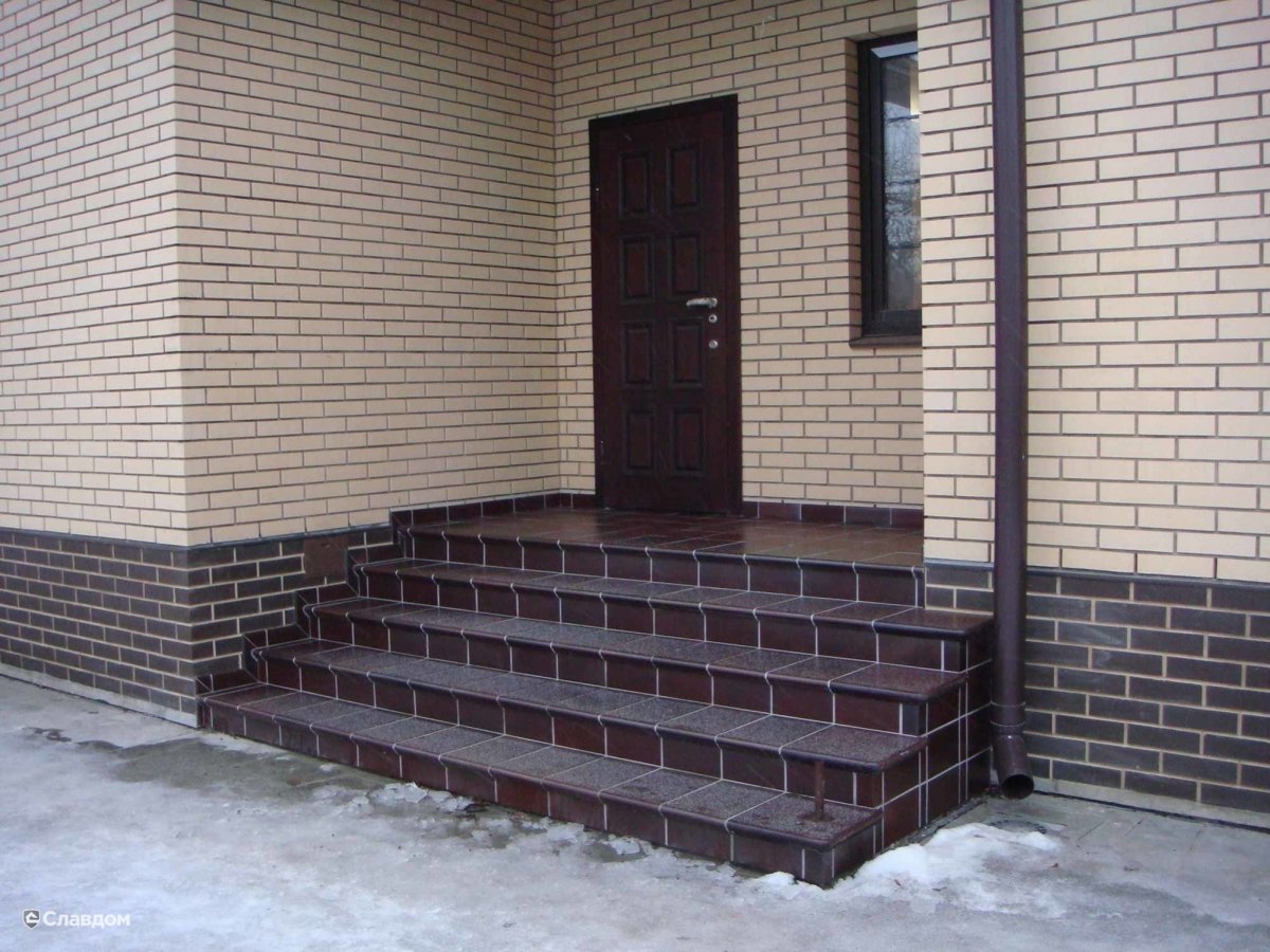 Отделка цоколя и крыльца