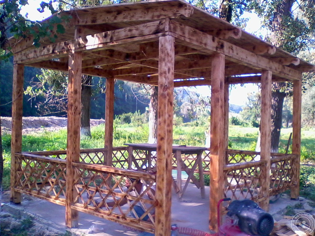 Беседка из столбов деревянных