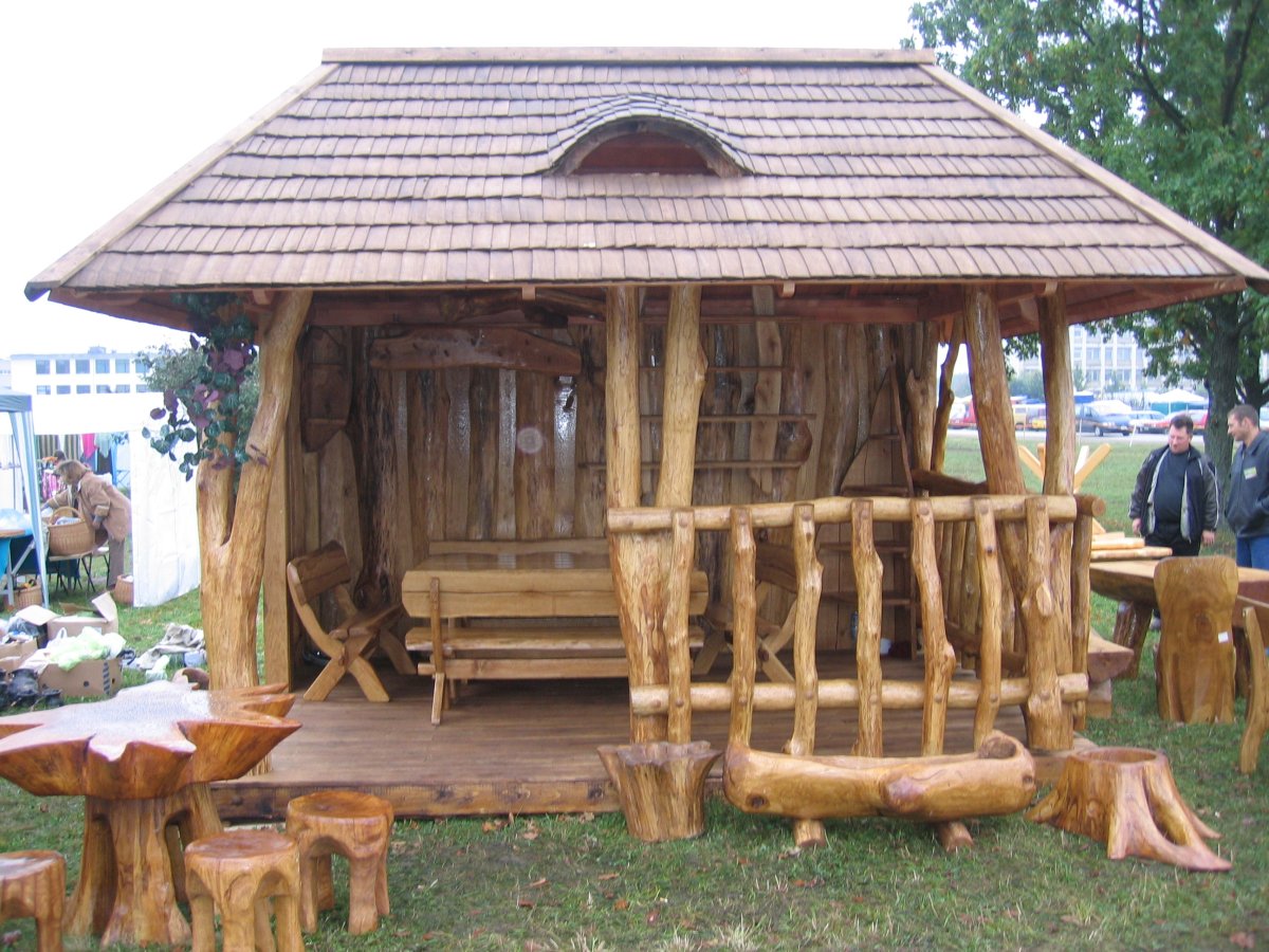 Беседка из необработанного бревна