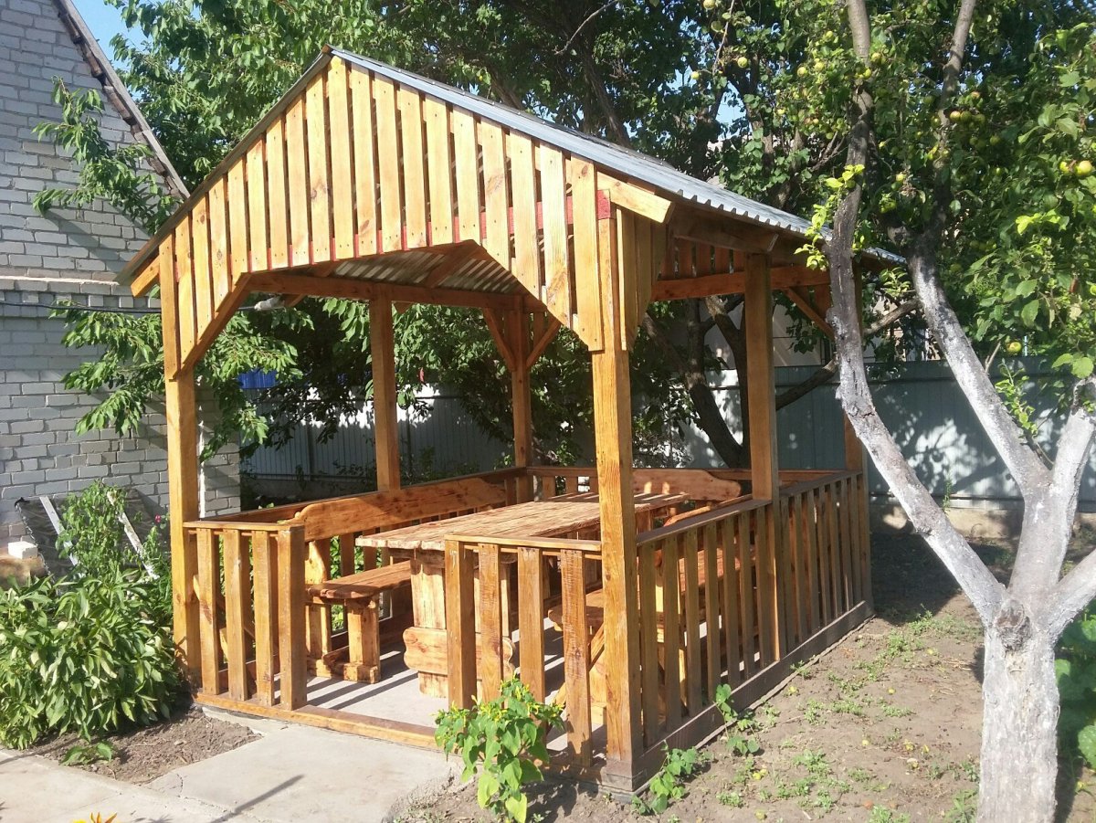 Беседка из обожженного дерева