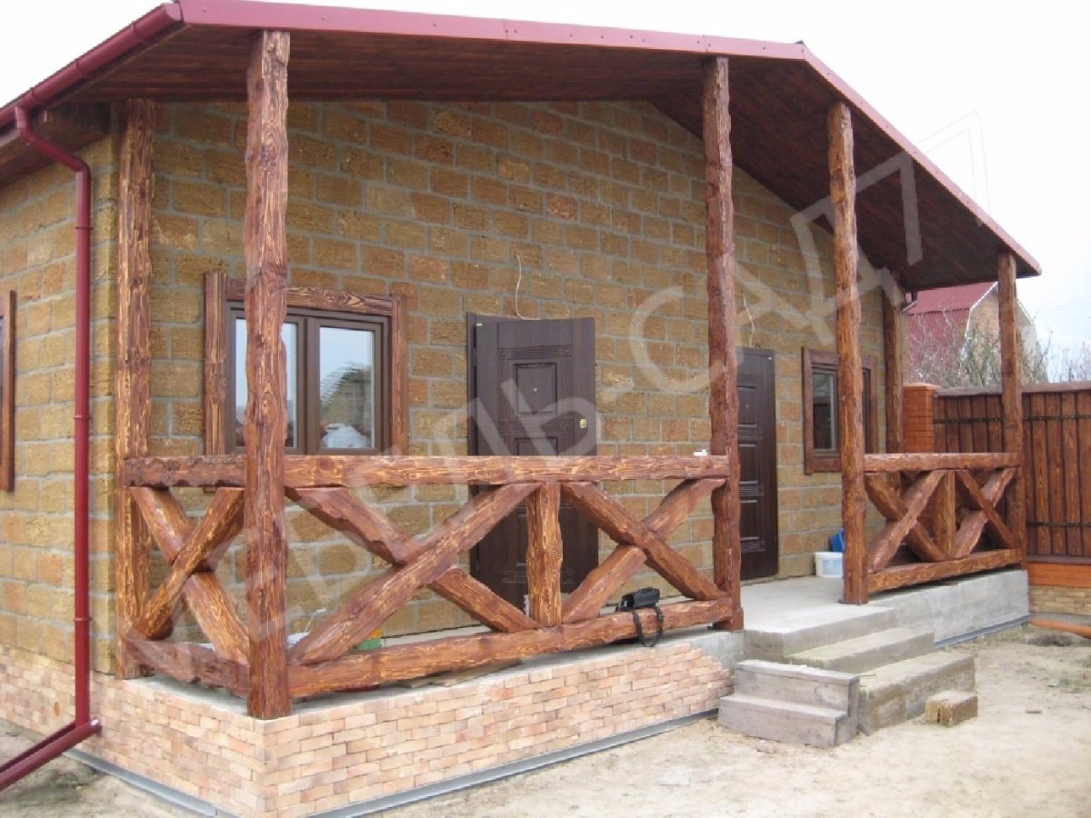 Перила на веранде из необрезной доски