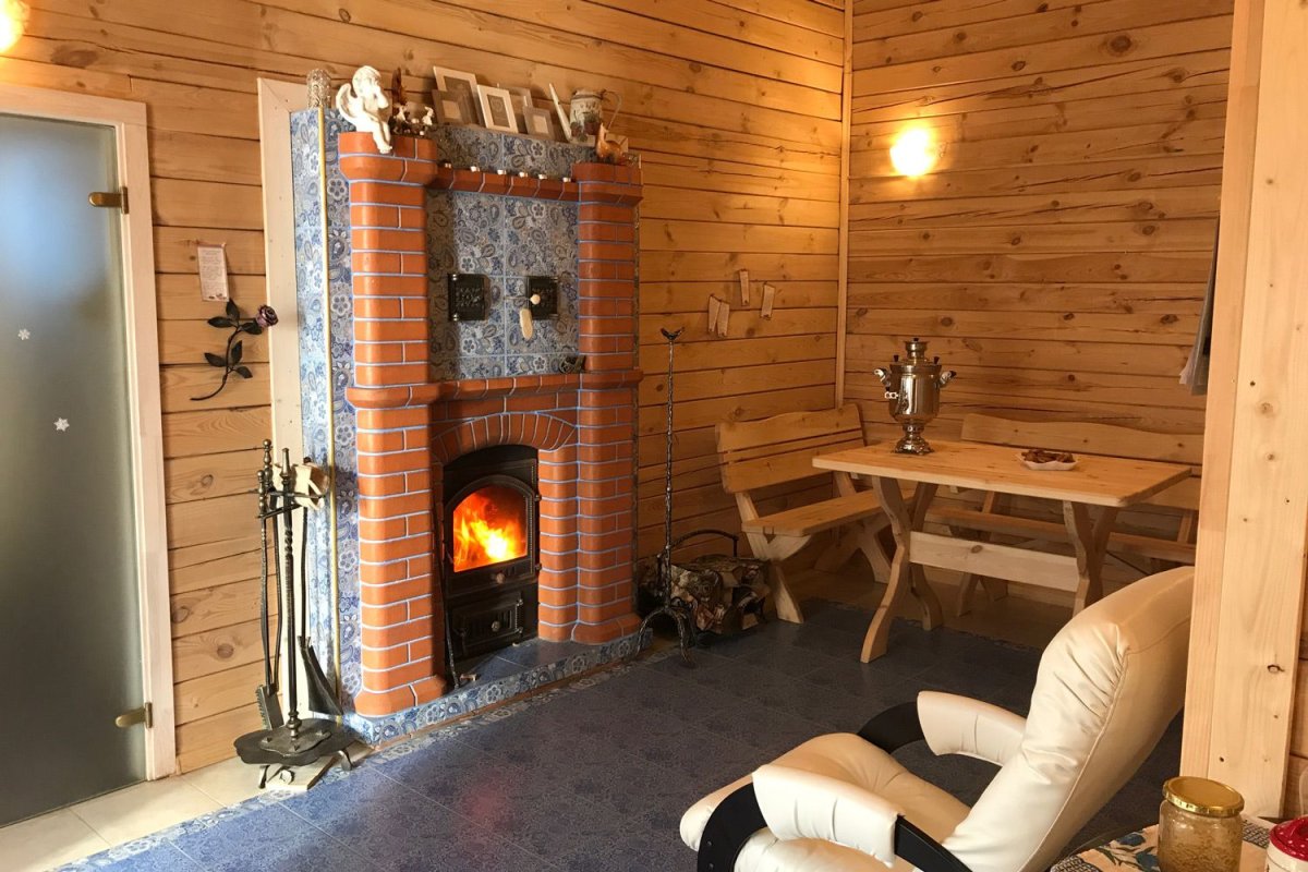 Камин в бане в комнате отдыха