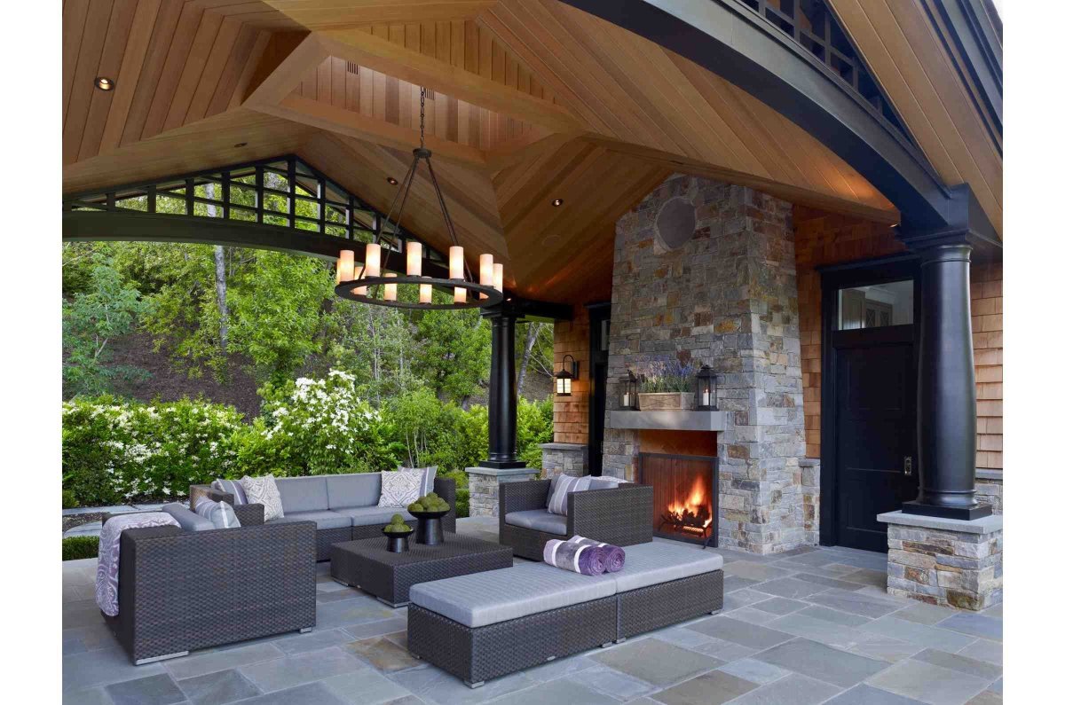 Камин на уличной веранде