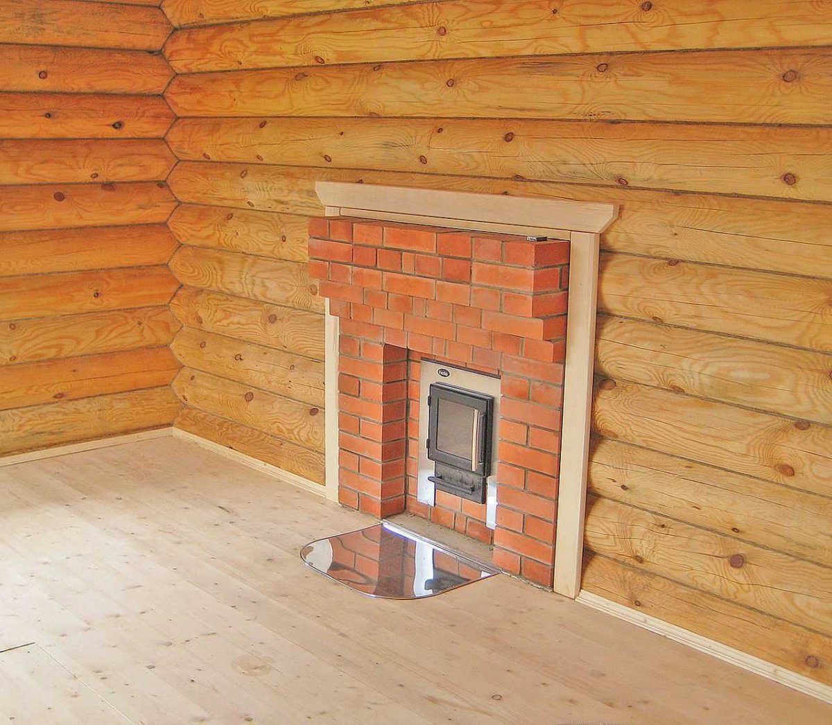 Кирпичная печка в бане с топкой из предбанника