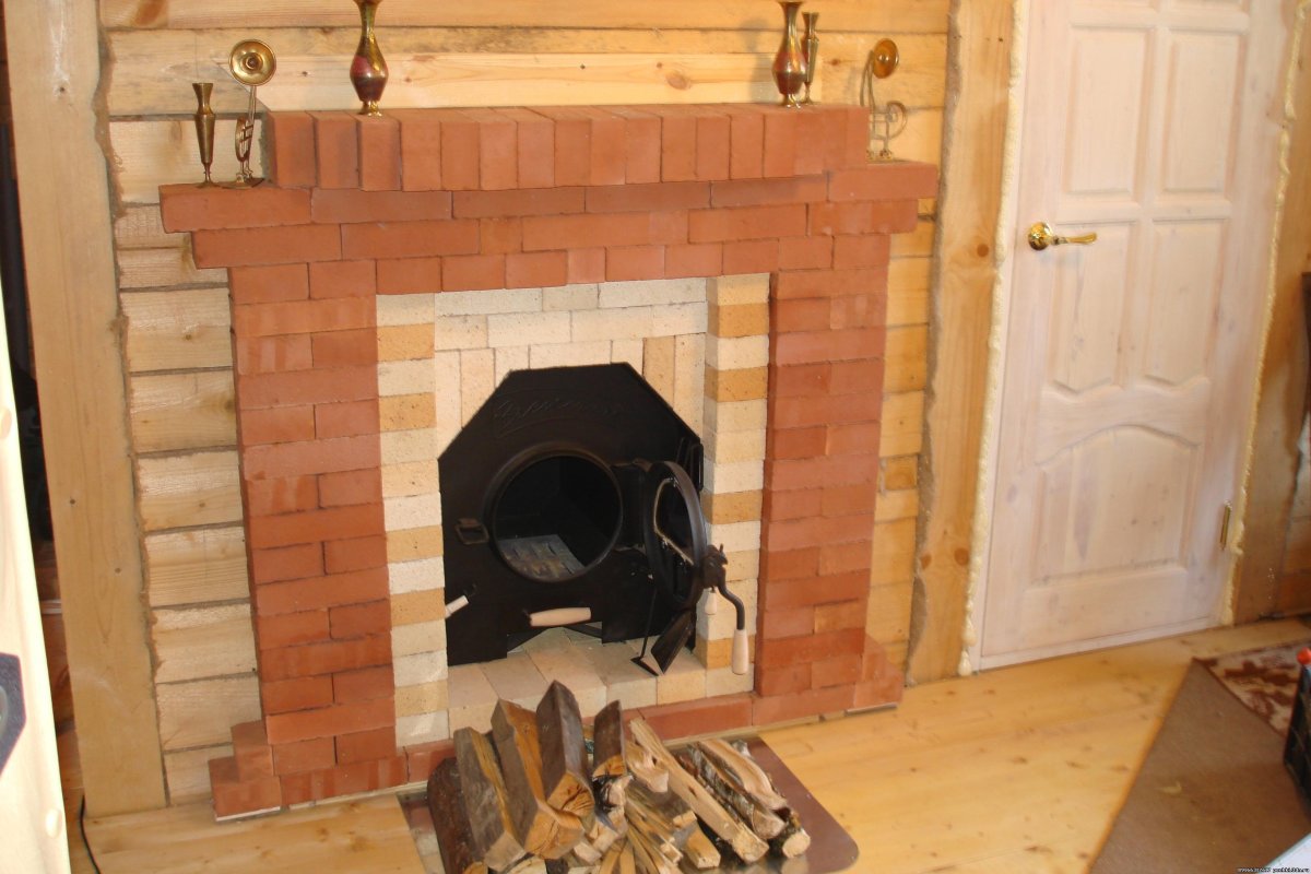 Кирпичная банная печь с топкой из предбанника