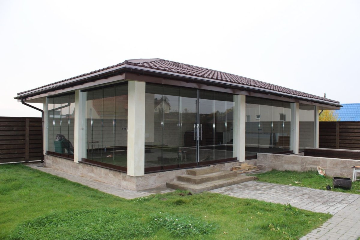 Летняя кухня с панорамным остеклением