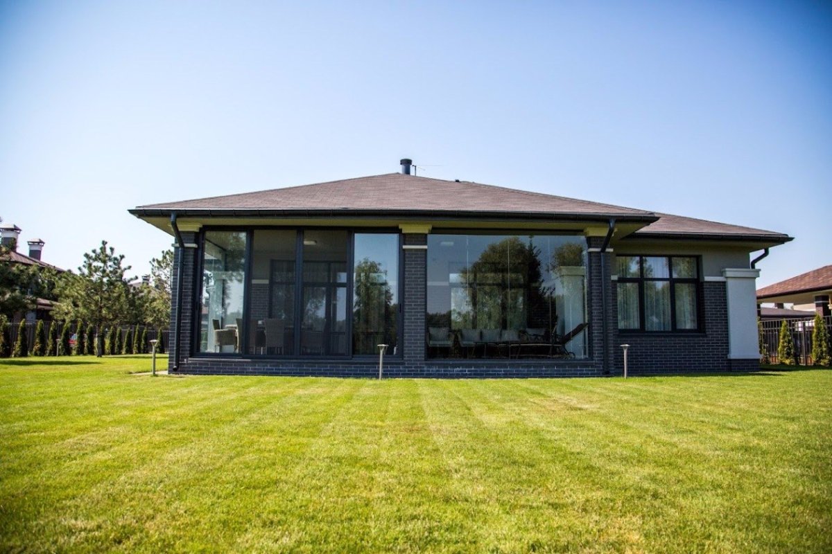 Кирпичная беседка с панорамными окнами