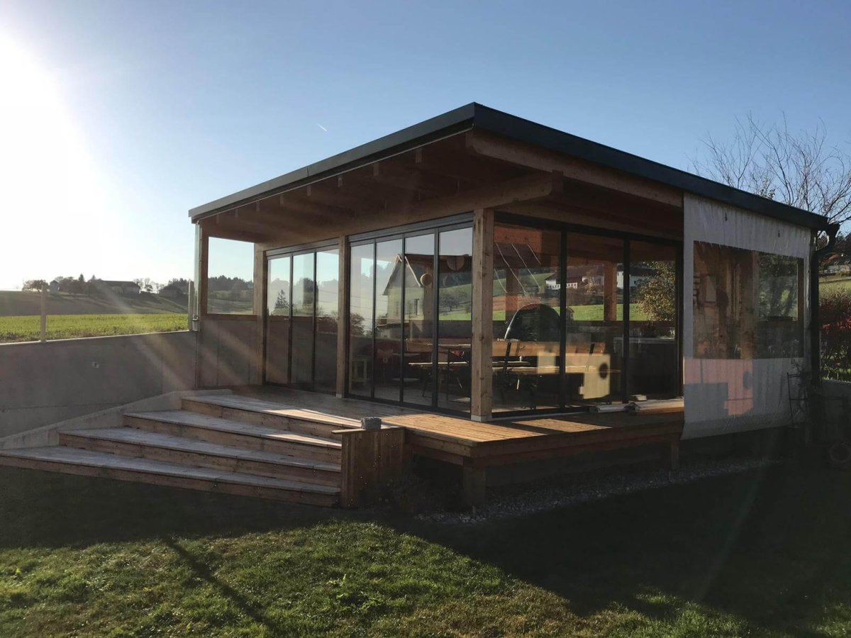 Летняя кухня с витражными окнами