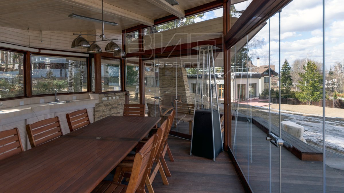 Интерьер беседки с панорамным остеклением