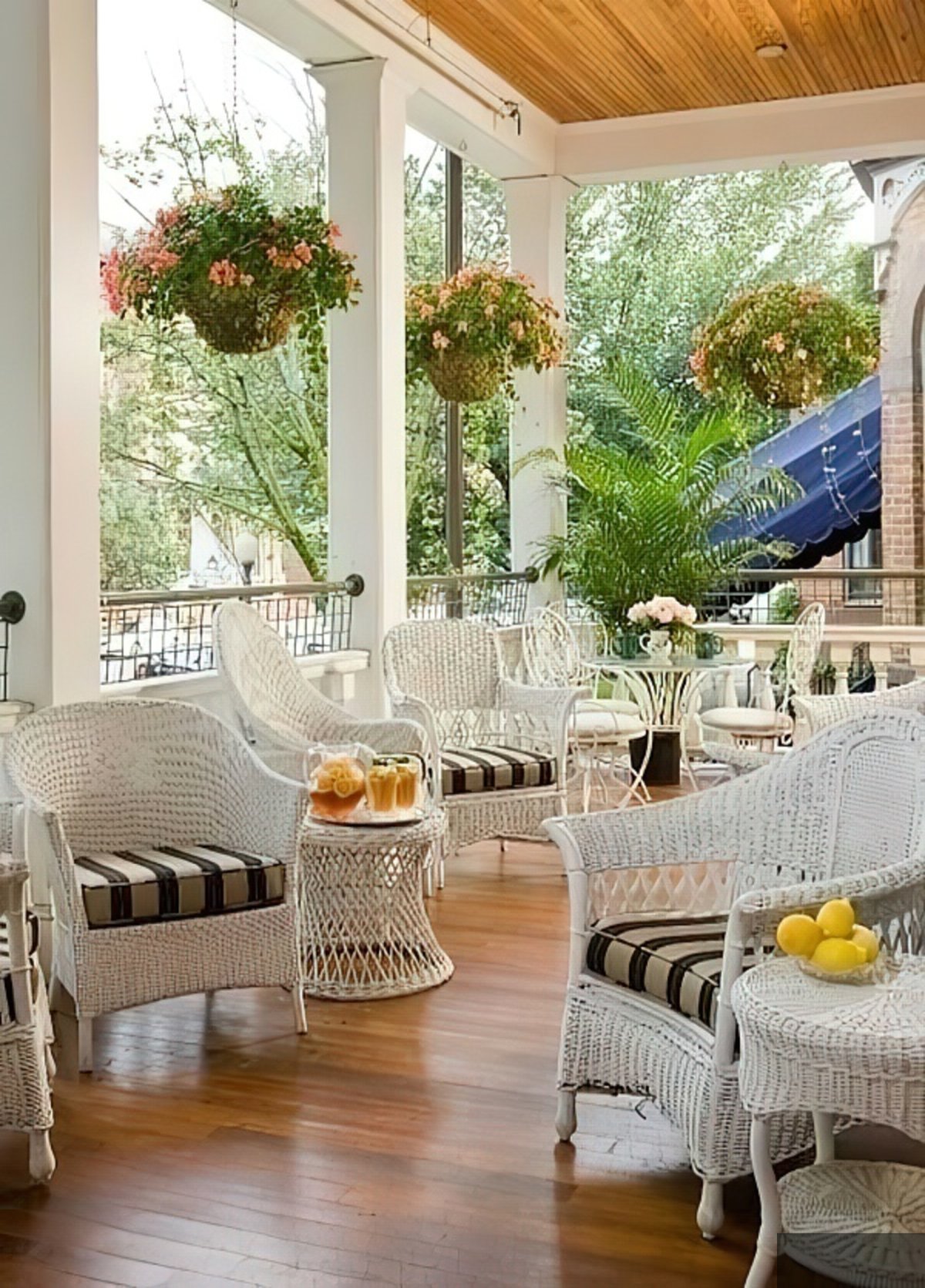Веранда с цветами в частном доме
