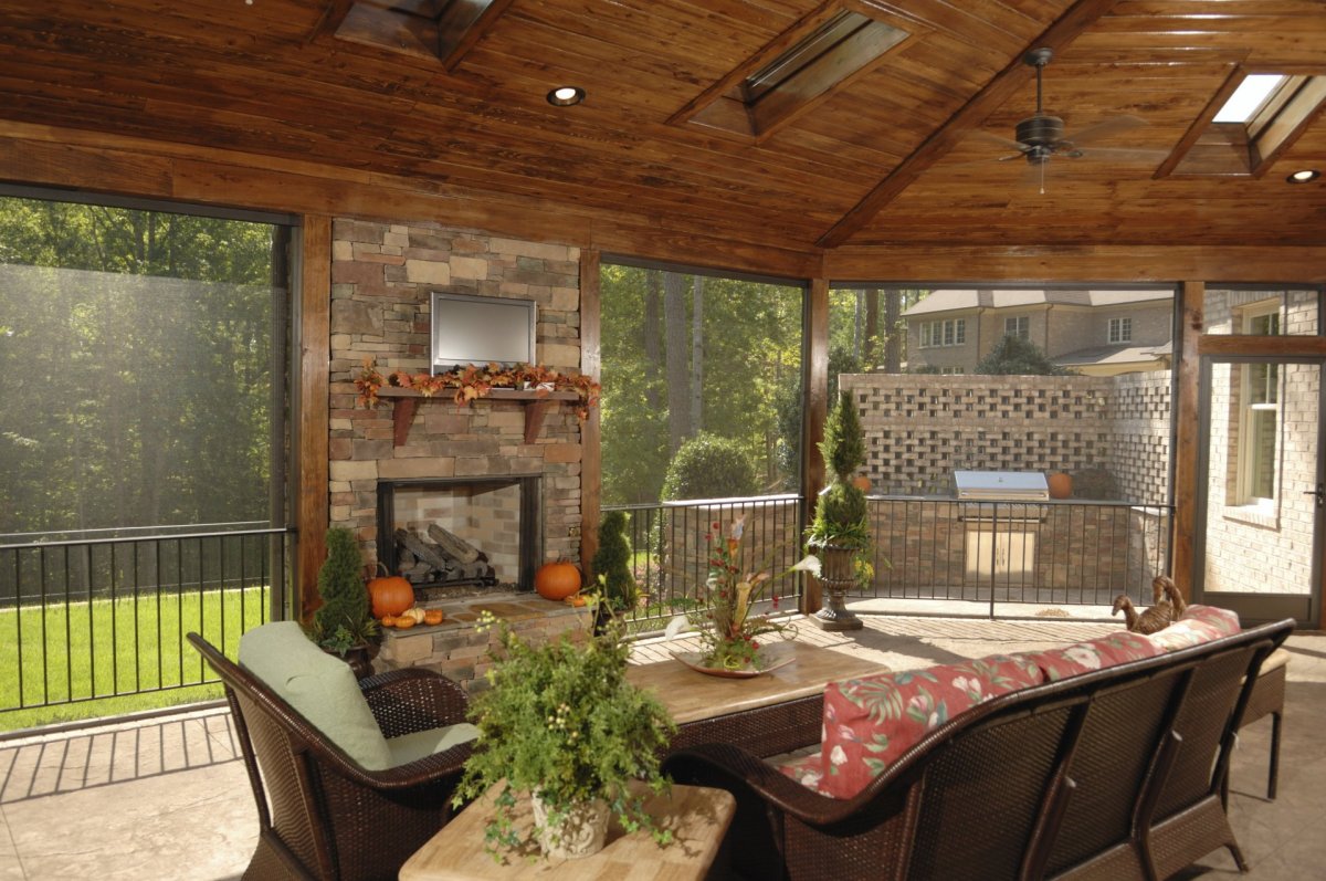 Закрытая веранда с мангалом