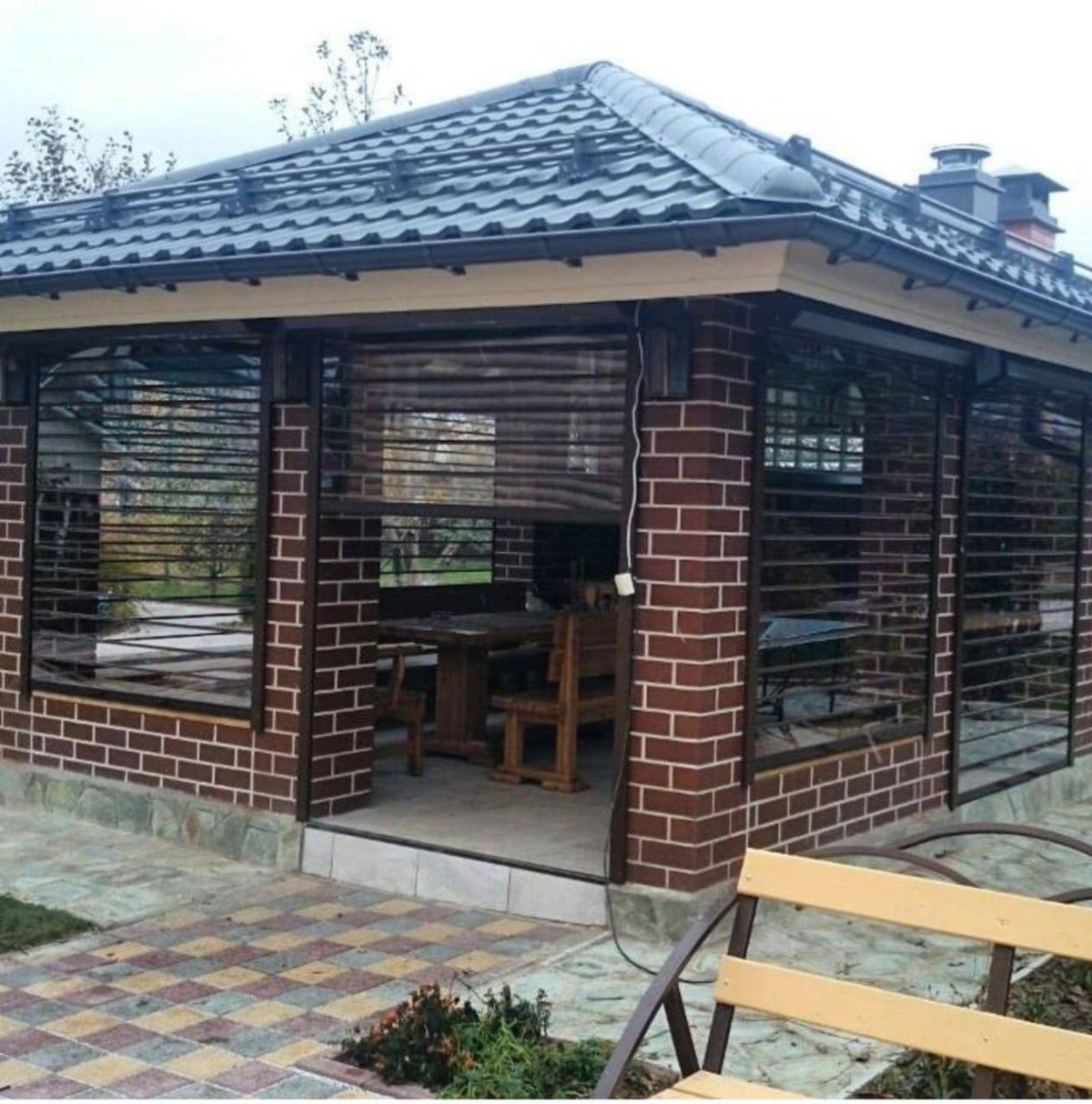 Беседка с мангальной зоной из кирпича