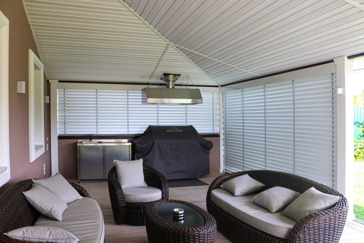 Шторы плиссе в беседке