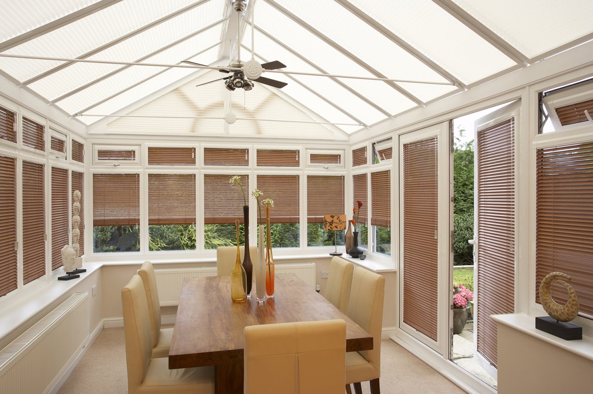 Деревянные жалюзи на веранду