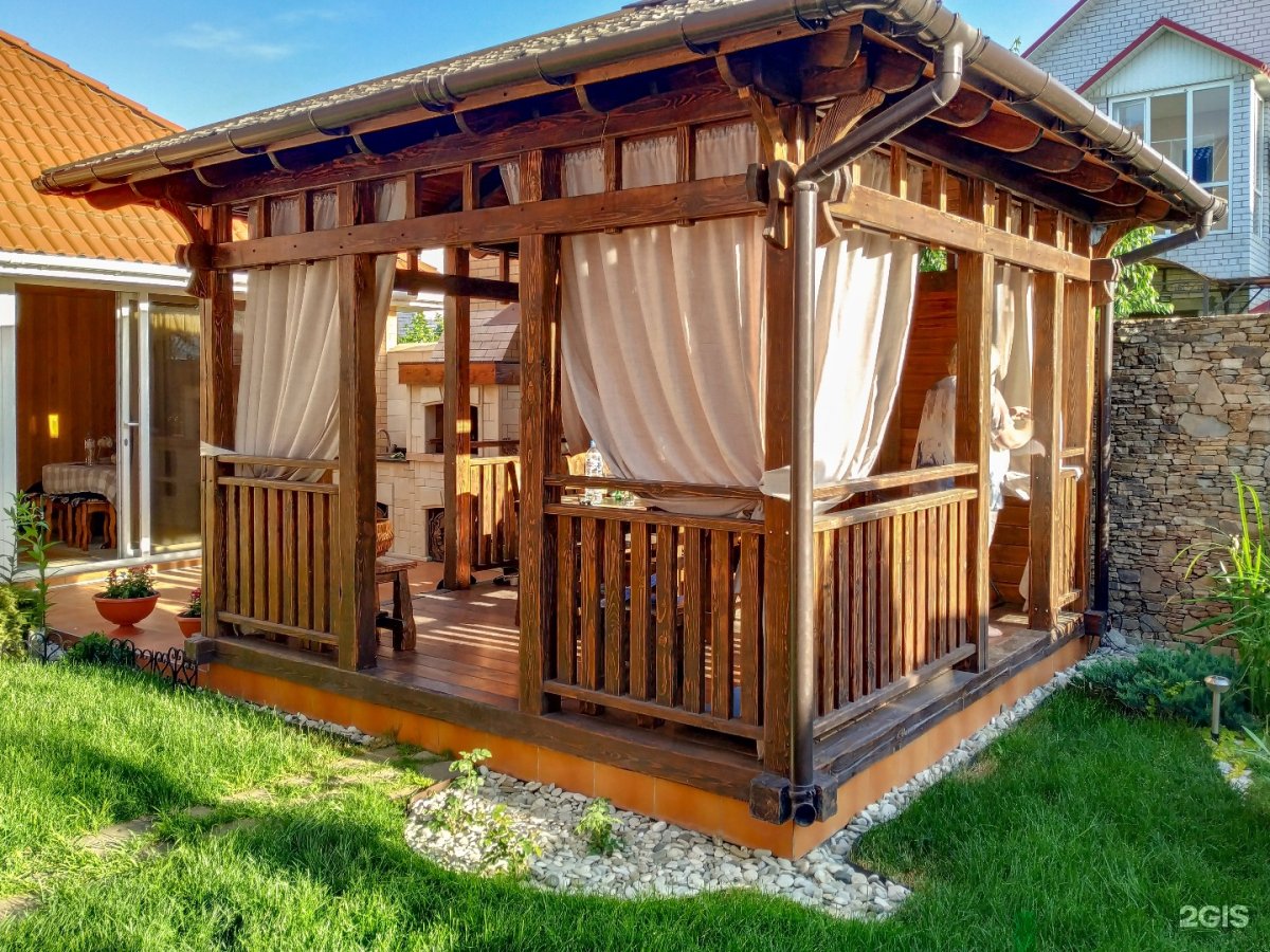 Деревянная беседка со шторами
