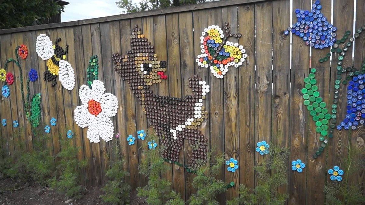 Украшение забора на даче