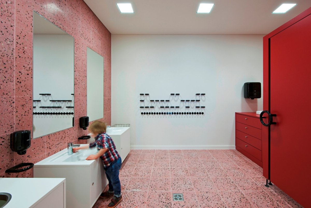 Туалетная комната в школе