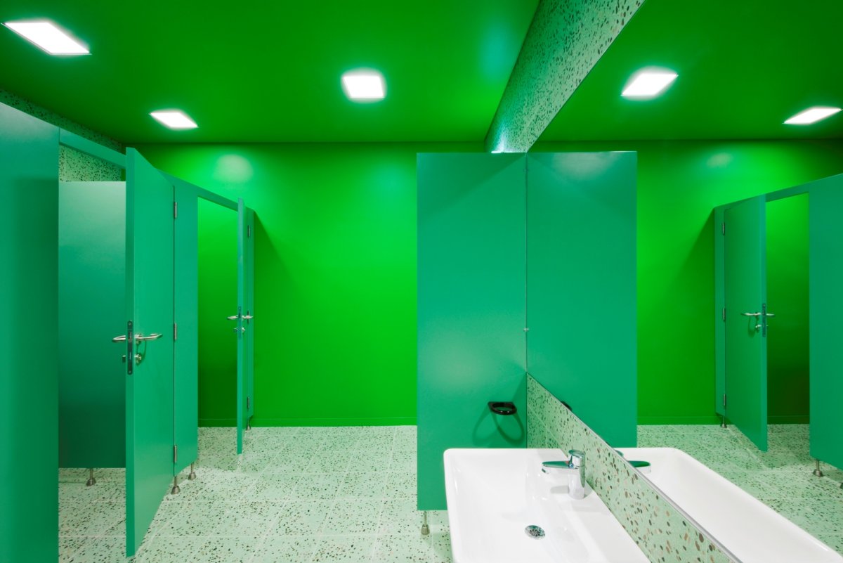 Интерьер школьного туалета