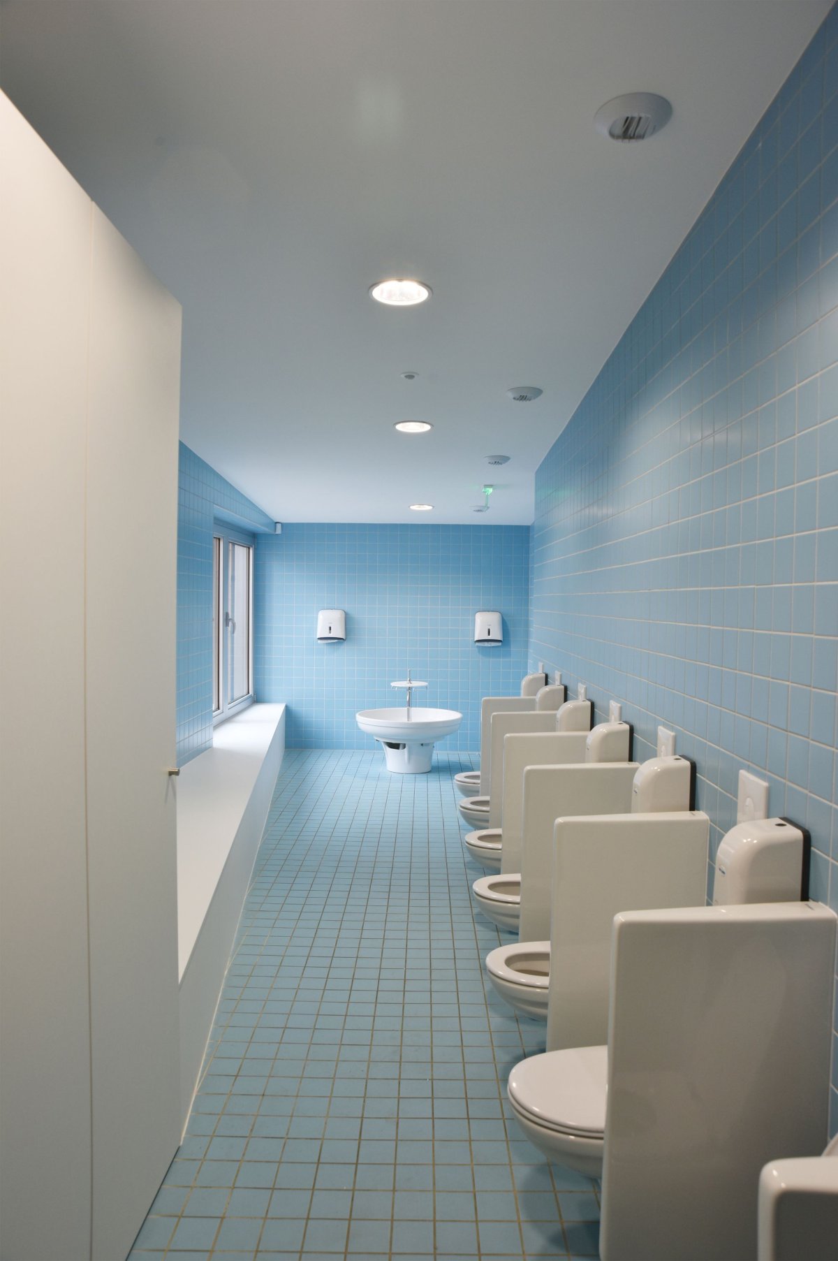 Современный туалет в школе