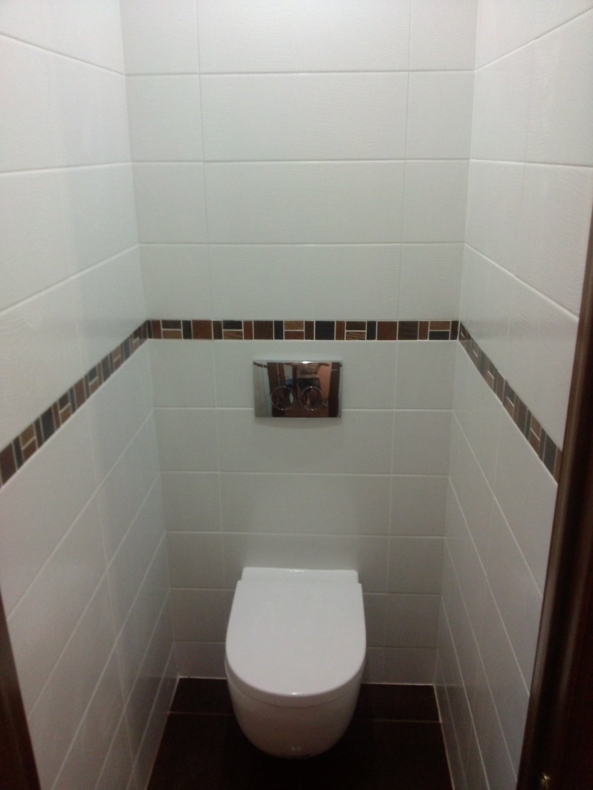 Плитка в маленьком туалете с коробом