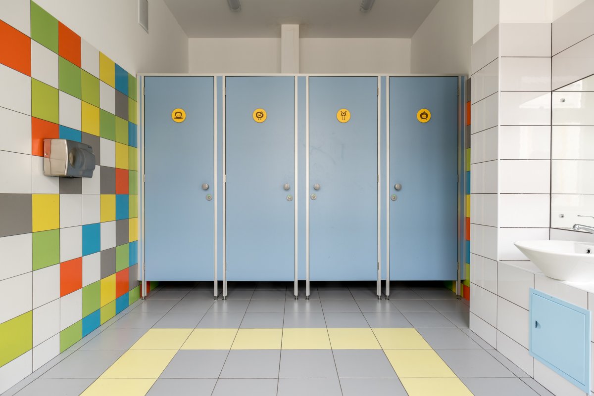 Туалетная комната в школе