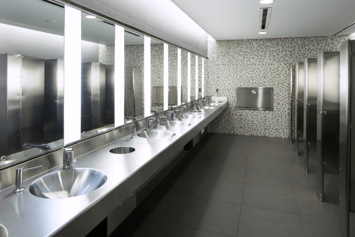 Раковины в общественном туалете